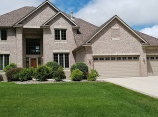 419 Oak Creek Dr S, Vadnais Heights, MN 55127