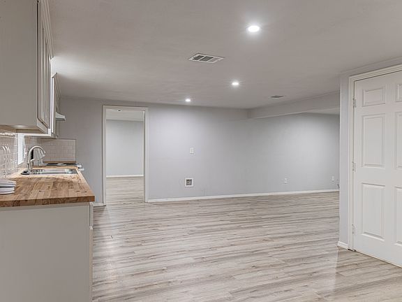 4th image of 209 Pecan St