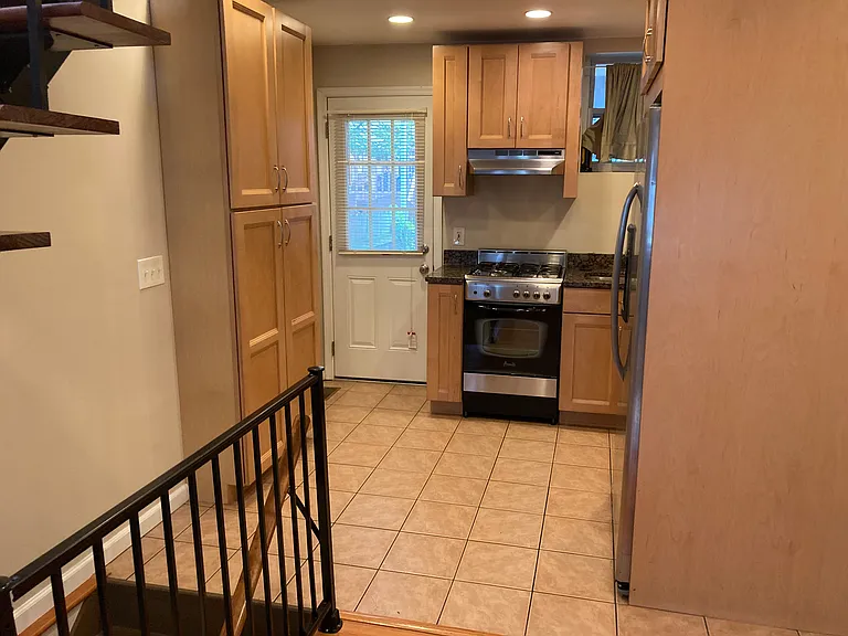 1605 Olive St — Photo 5