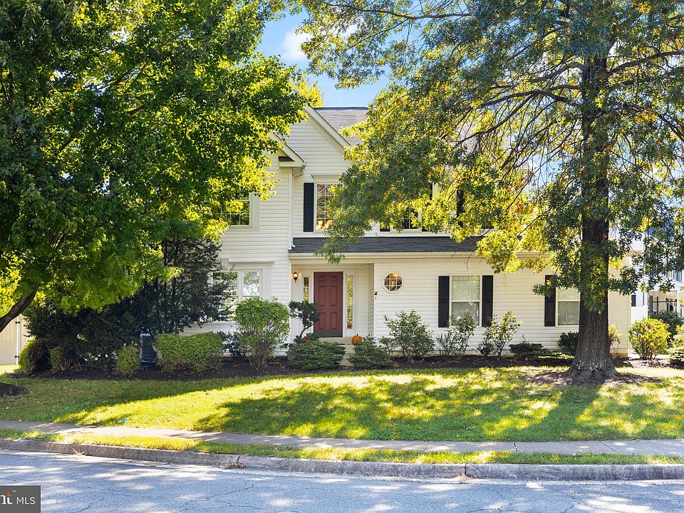 1st image of 302 Chaucer Pl NE