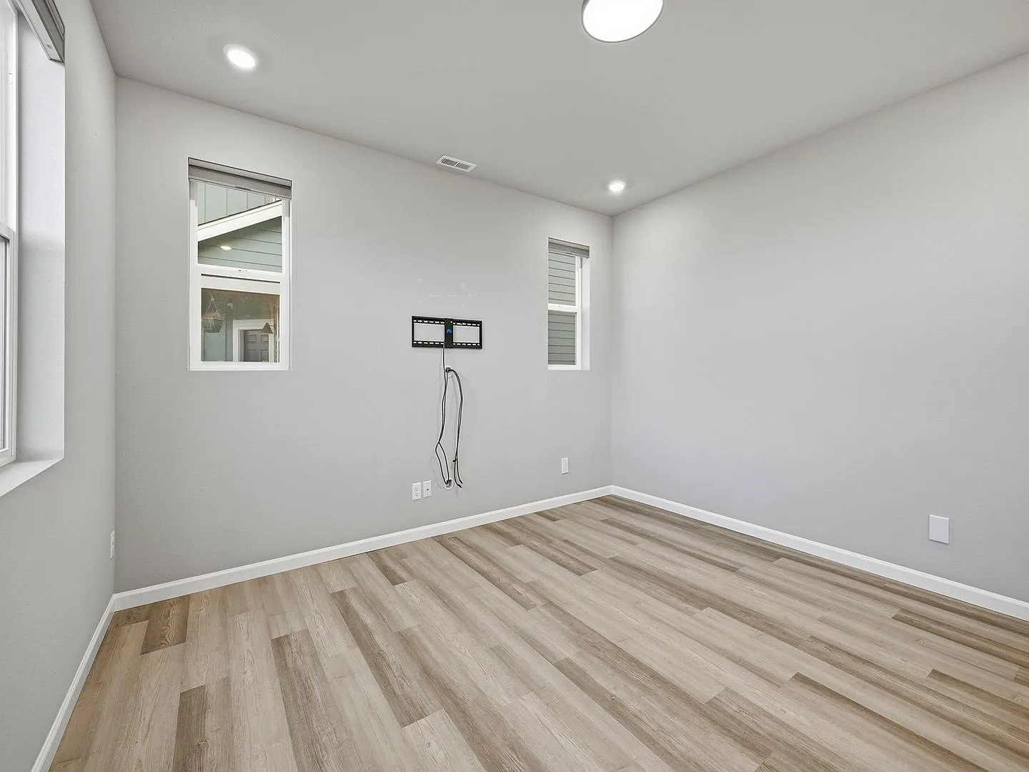 Stunning South-Facing Home with Mountain Views & Modern Finishes! — Photo 4