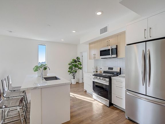 2nd image of 1901 Echo Park Ave #301