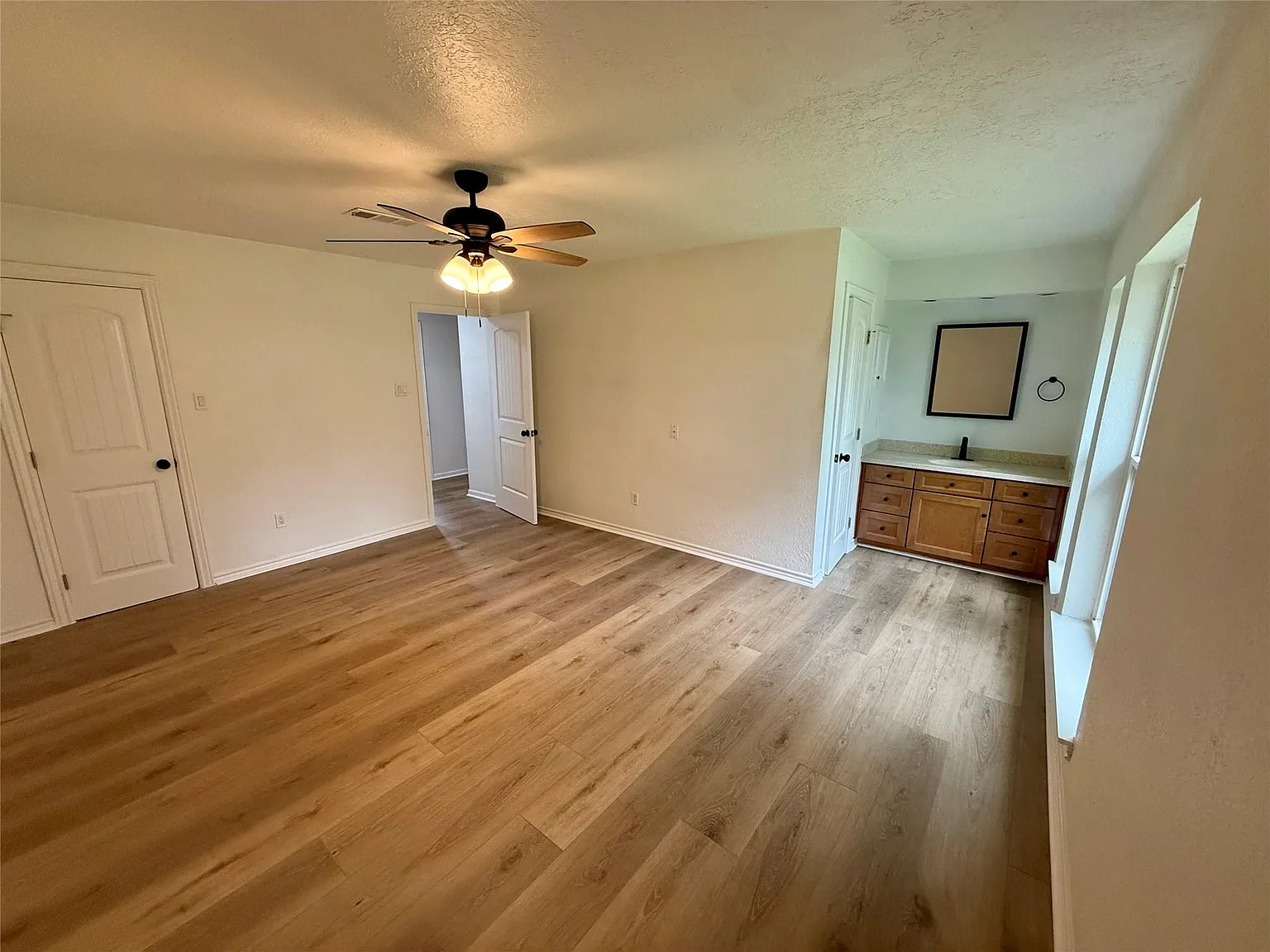 3 bed, 2.0 bath, 1402 sqft, $2,025 — Photo 4