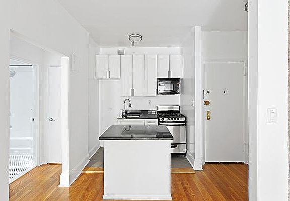 3rd image of 211 E 60th St APT D2