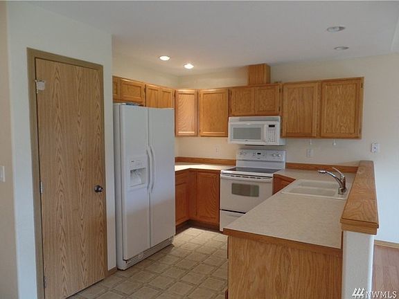 Kitchen off of family room with pantry.