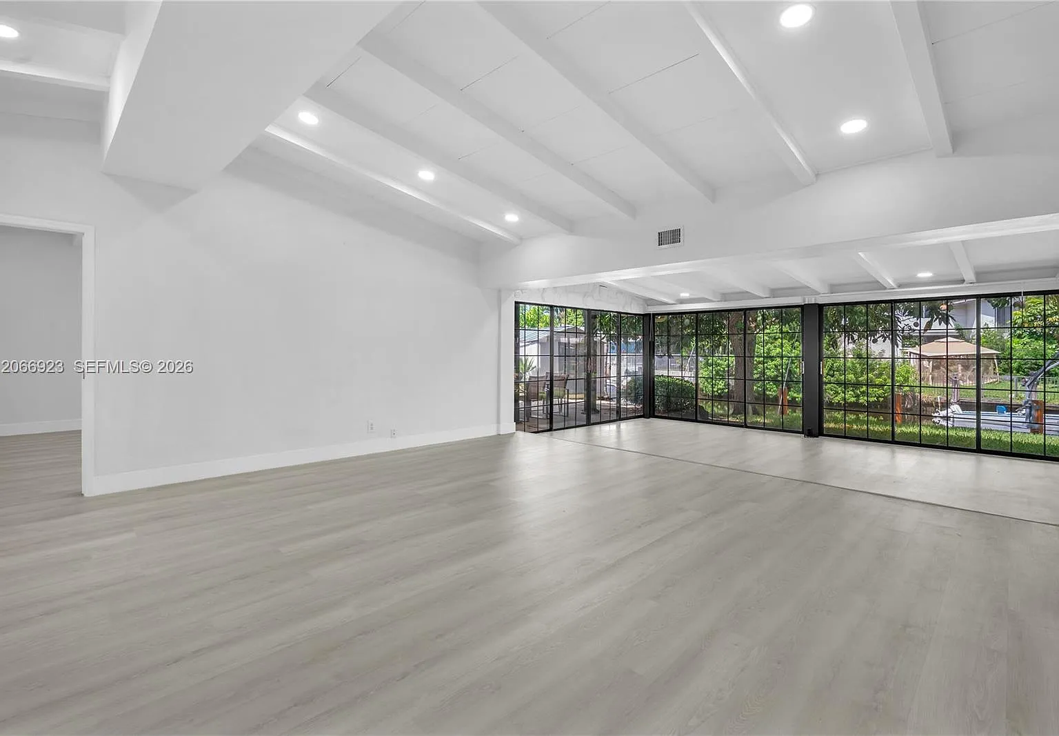 Lauderdale Isles No 2-Blk — Photo 4