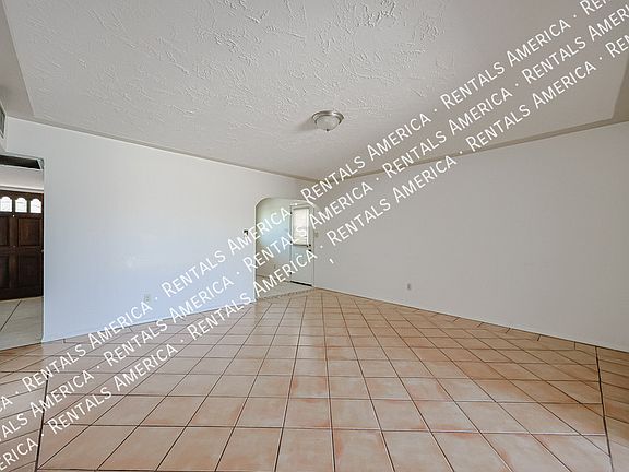 3rd image of 2114 W Myrtle Ave