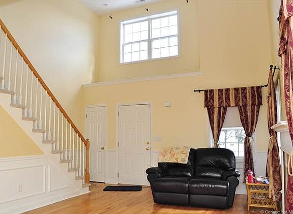 5th image of 21 Windy Hill Ln