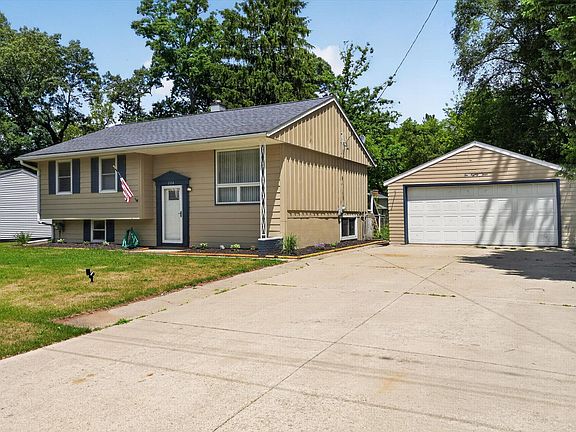 3rd image of 284 Stanford Ln