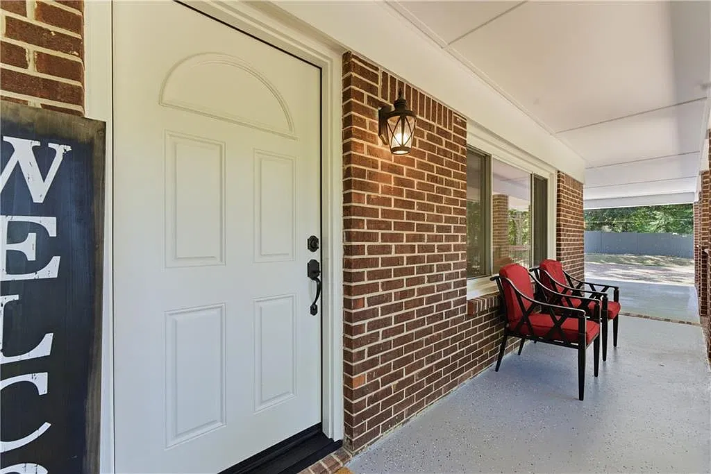 3 bed, 2.0 bath, 1305 sqft, $2,150 — Photo 3