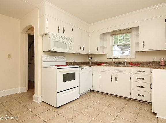 4th image of 2502 Lyndhurst St NW