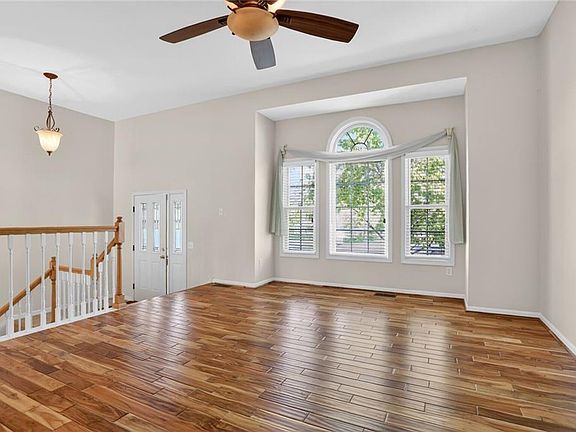 2nd image of 634 Hillcrest Cir