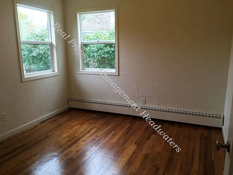820 E Broadway St — Photo 10