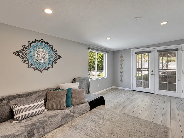 Arizona room/flexible living or entertaining space