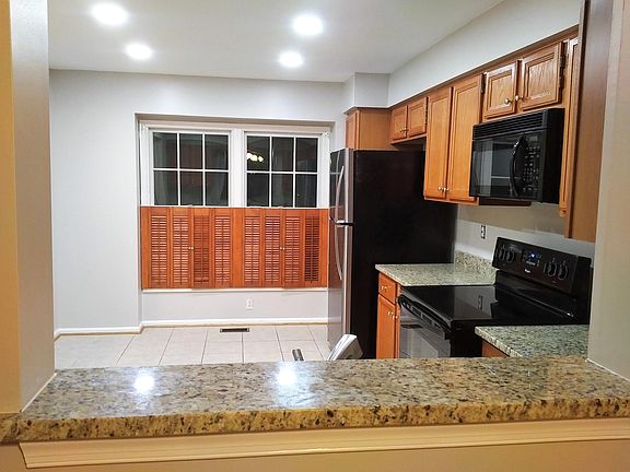 Open & spacious eat-in kitchen with granite countertops, recessed lights + more!
