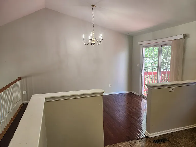 8 Pembroke Ln — Photo 5