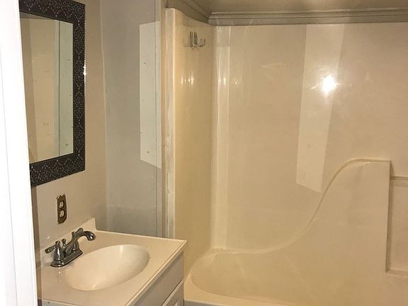5th image of 858 E 11th Ave
