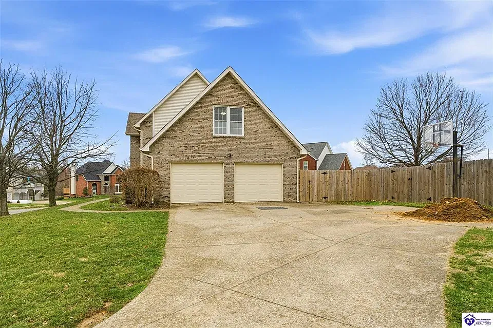 5 bed, 3700 sqft, $3,800 — Photo 4