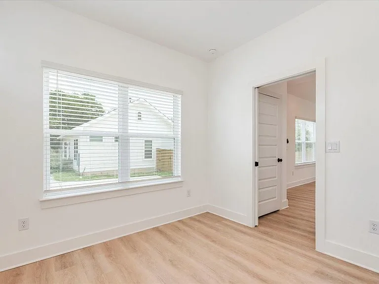 525 S Main St — Photo 17