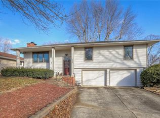 305 SW Marion Ln, Lees Summit, MO 64081