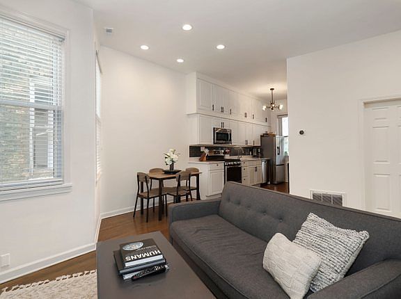 3rd image of 1914 N Sheffield Ave APT 3R