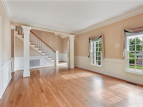 3rd image of 305 Carlisle Park Dr