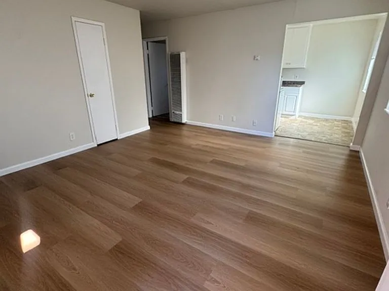 1437 Ward St — Photo 2