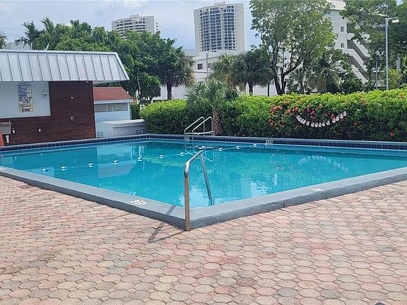 5th image of 3750 NE 169th St APT 204