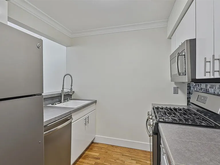 205 10th St #9R — Photo 2
