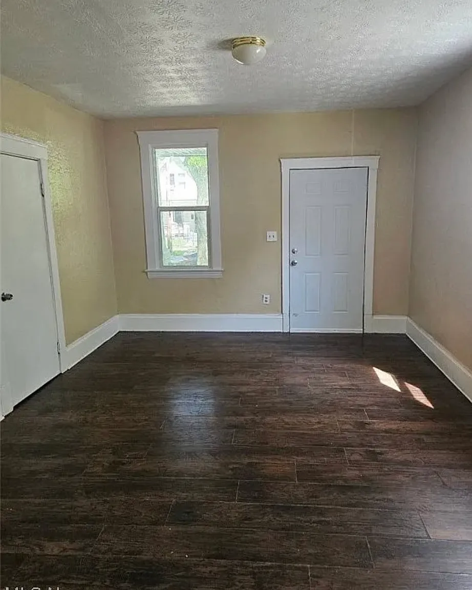 3 bed, 1050 sqft, $1,200 — Photo 2