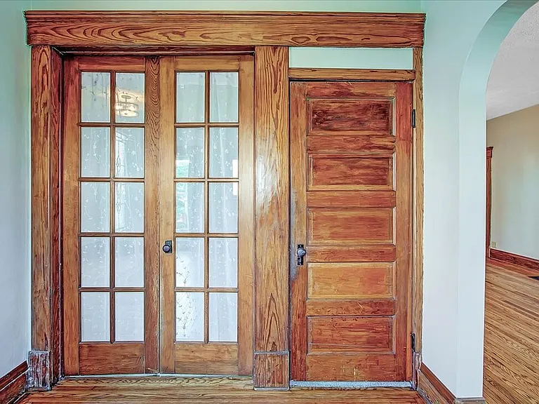 301 E Columbus St — Photo 6