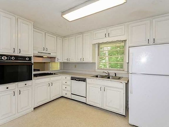 5th image of 3180 Louden Dr NE