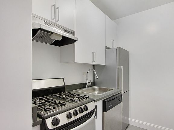 3rd image of 465 Lexington Ave #34X