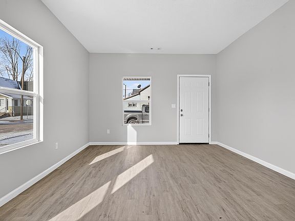 3rd image of 1119 W Jackson St