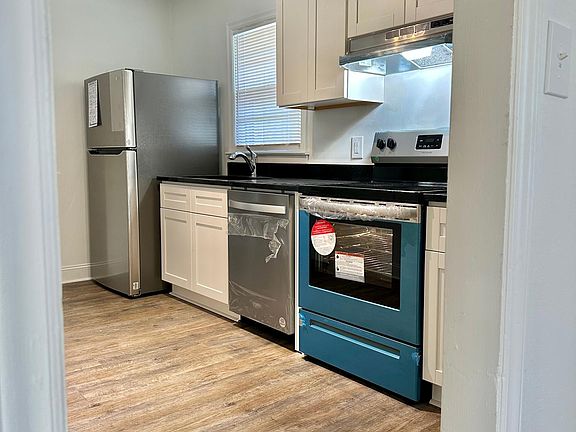 New kitchen-floors , appliances and cabinets are all new .