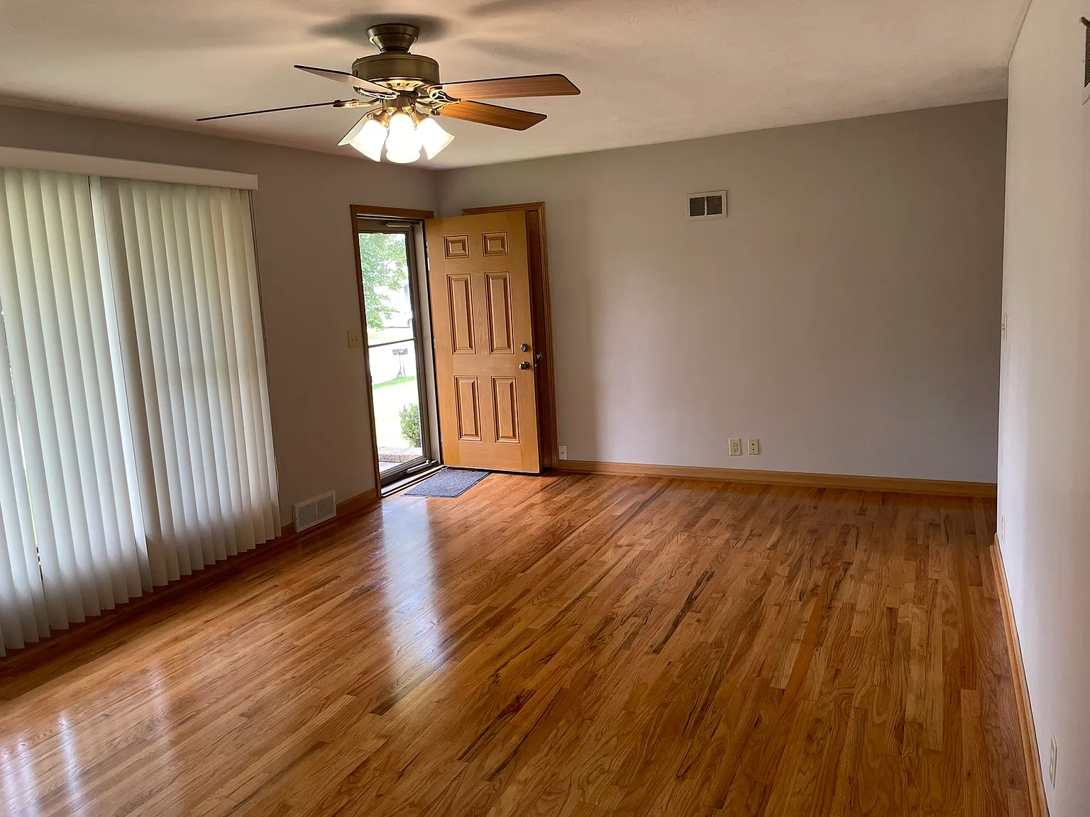 3 bed, 2100 sqft, $1,800 — Photo 4