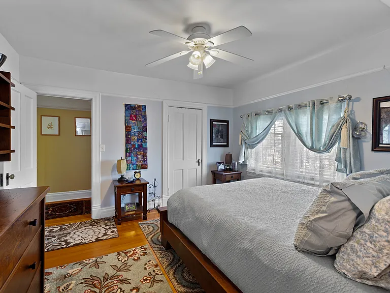 _ Queen bed
_ Sitting area
_ Closet and Dresser