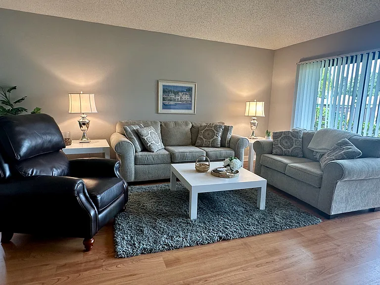 305 Club Dr — Photo 2