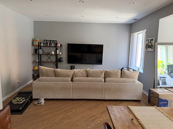 3rd image of 1112 N Oakley Blvd APT 2