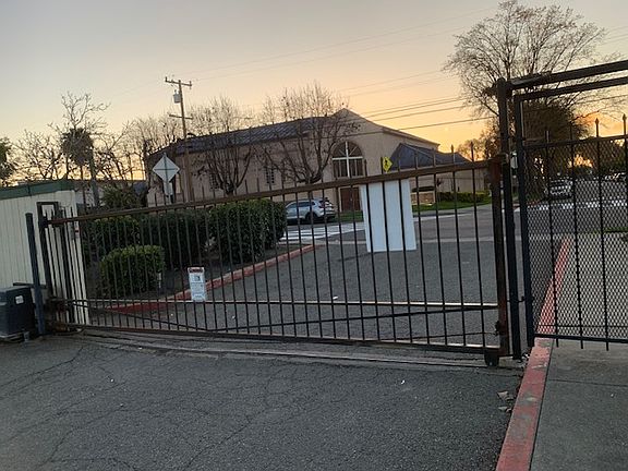 3rd image of 725 Auburn Pl