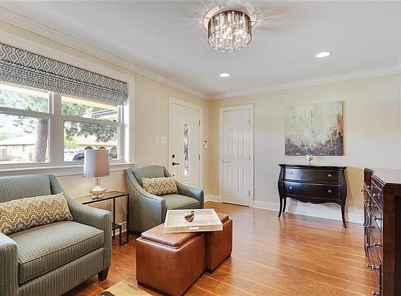 4th image of 2149 Glouster St