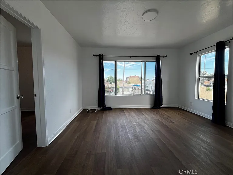 7215 S Van Ness Ave — Photo 2