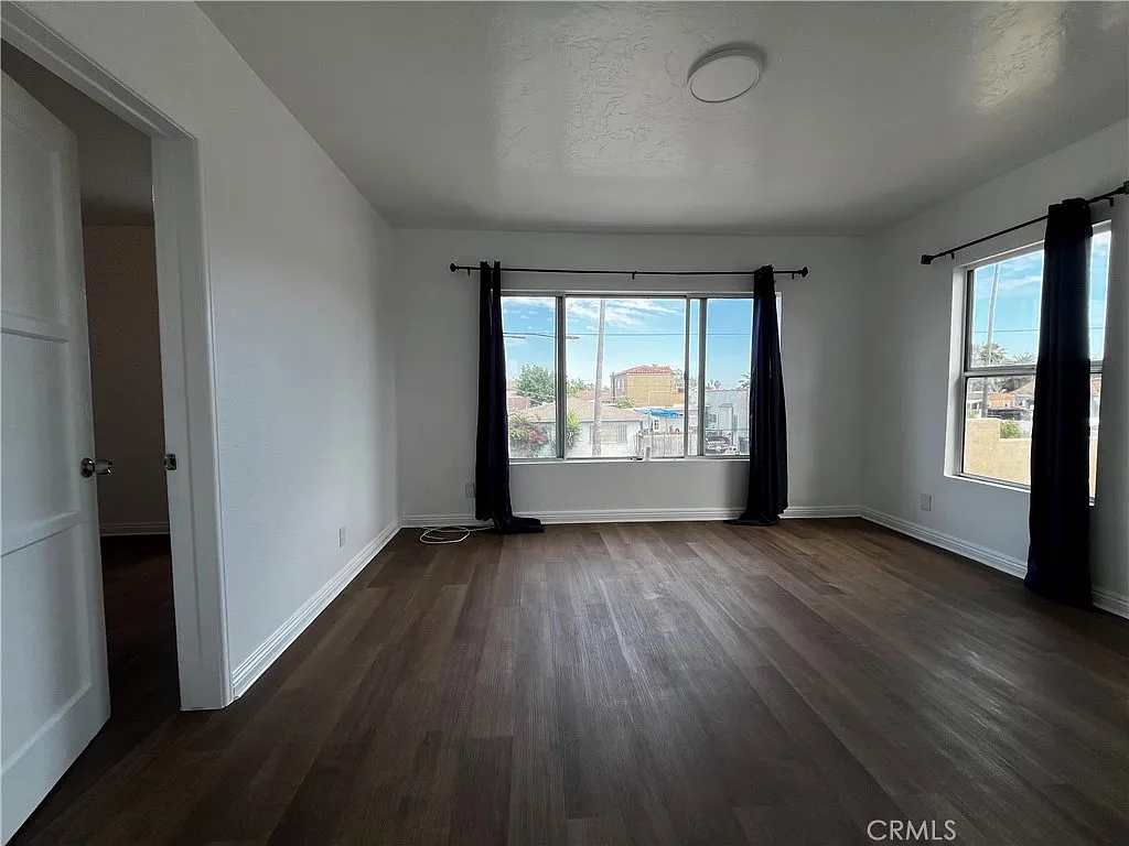 Building Photo - 7215 S Van Ness Ave