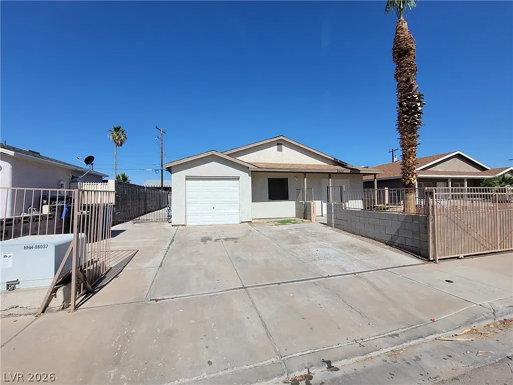 4 bed, 2.0 bath, 1050 sqft, $1,871 — Photo 1