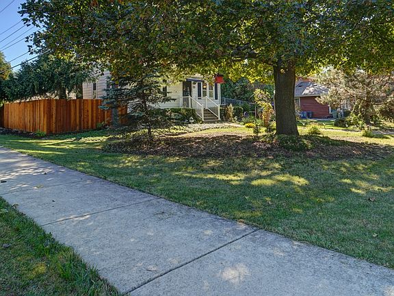 4th image of 567 Sandra Ave