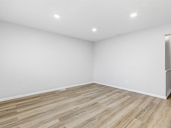 4th image of 14731 Stephens Dr