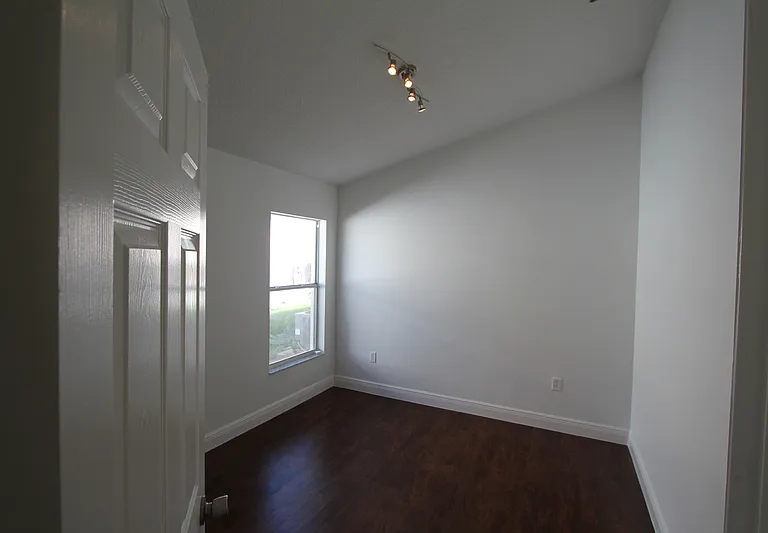210 Garberia Dr — Photo 12