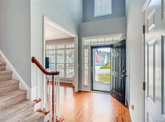 2nd image of 3031 Hereford Ln