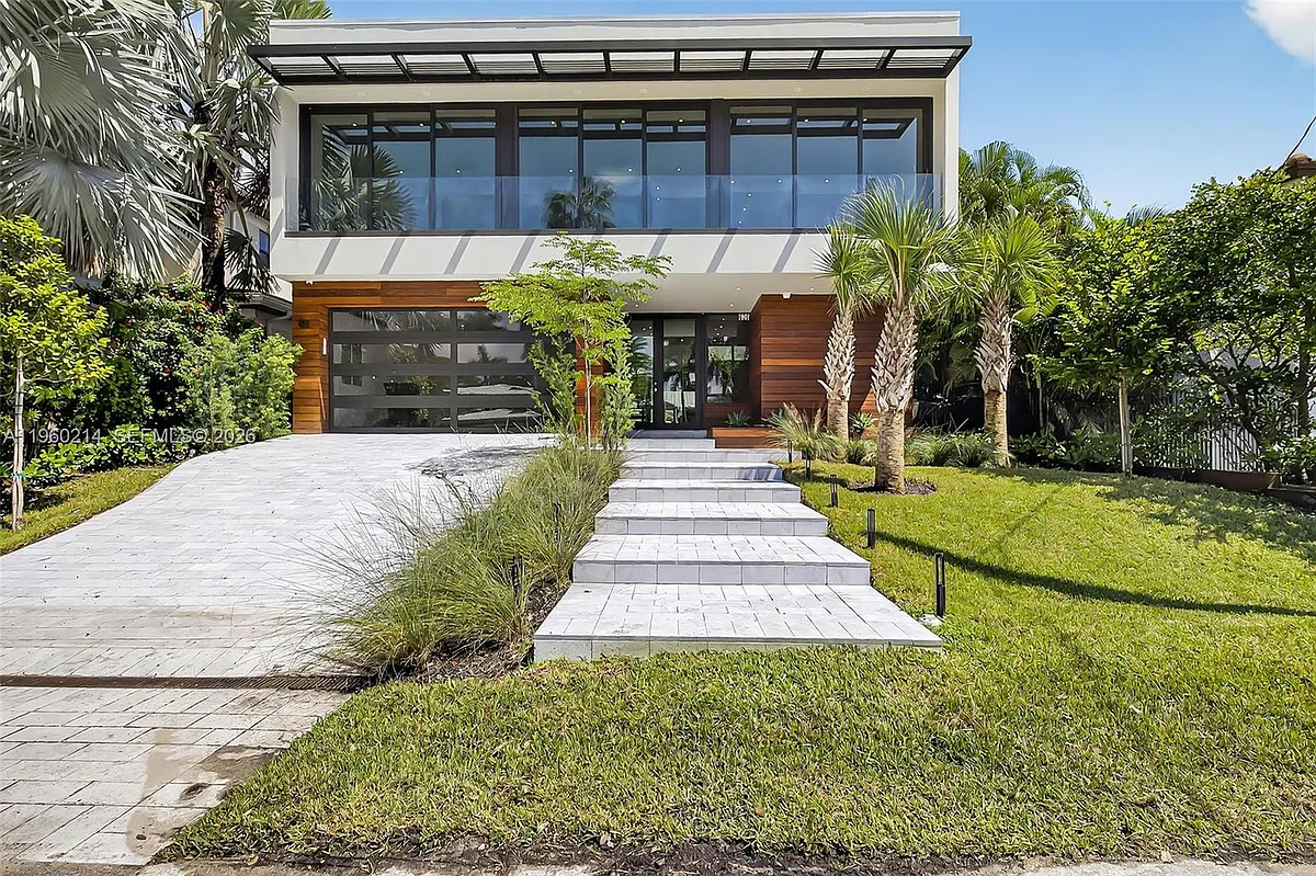 Building Photo - 620 Solar Isle Dr