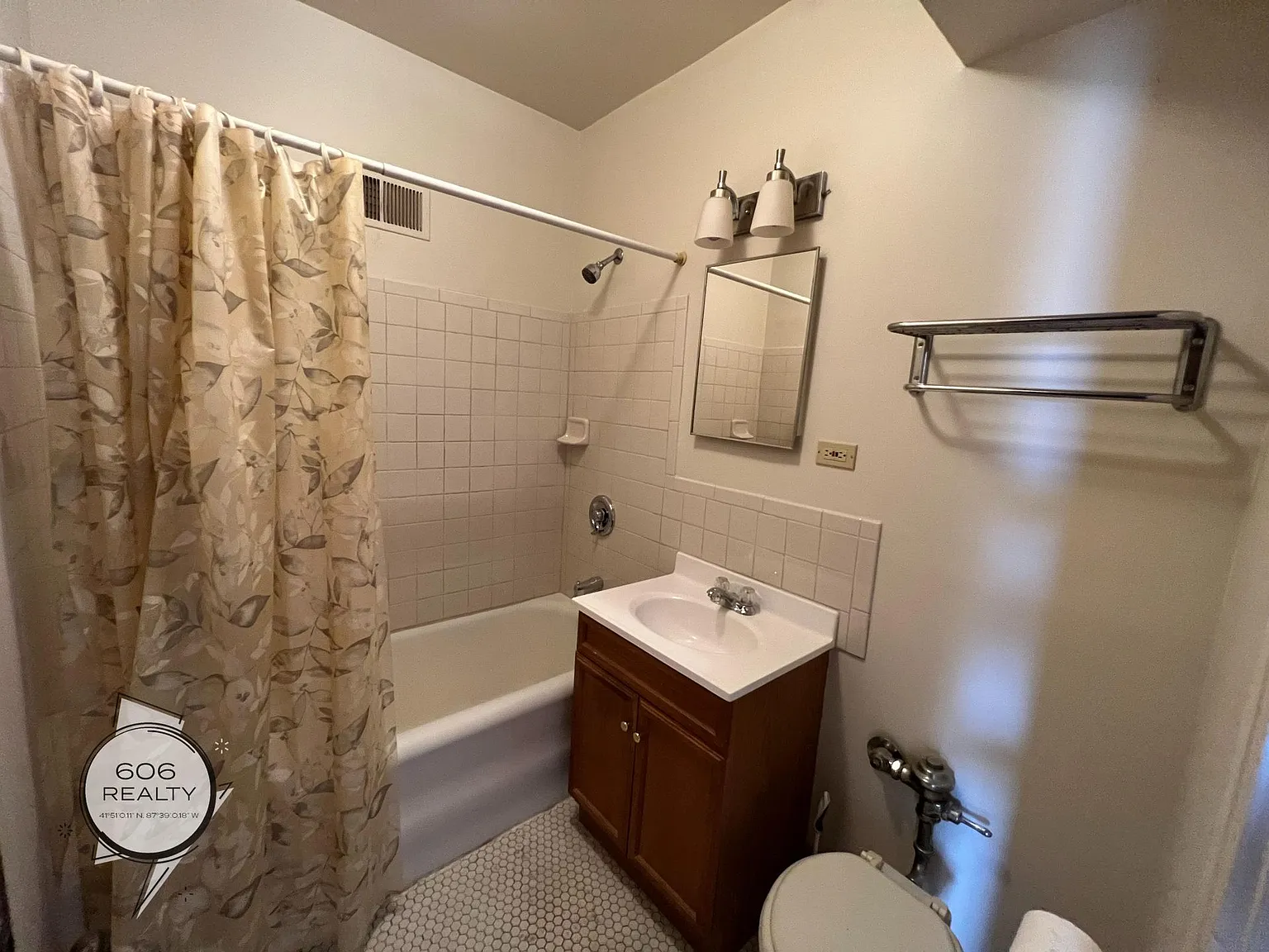 Bright and Sunny Forest Park Apts! — Photo 3